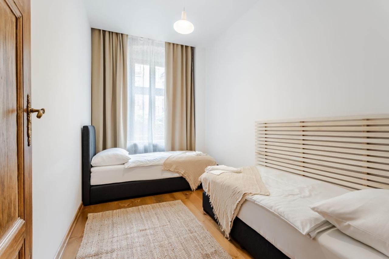 Two Bedroom Very Berry Apartment In Poznan With Desk By Noclegi Renters Poznań Exterior foto