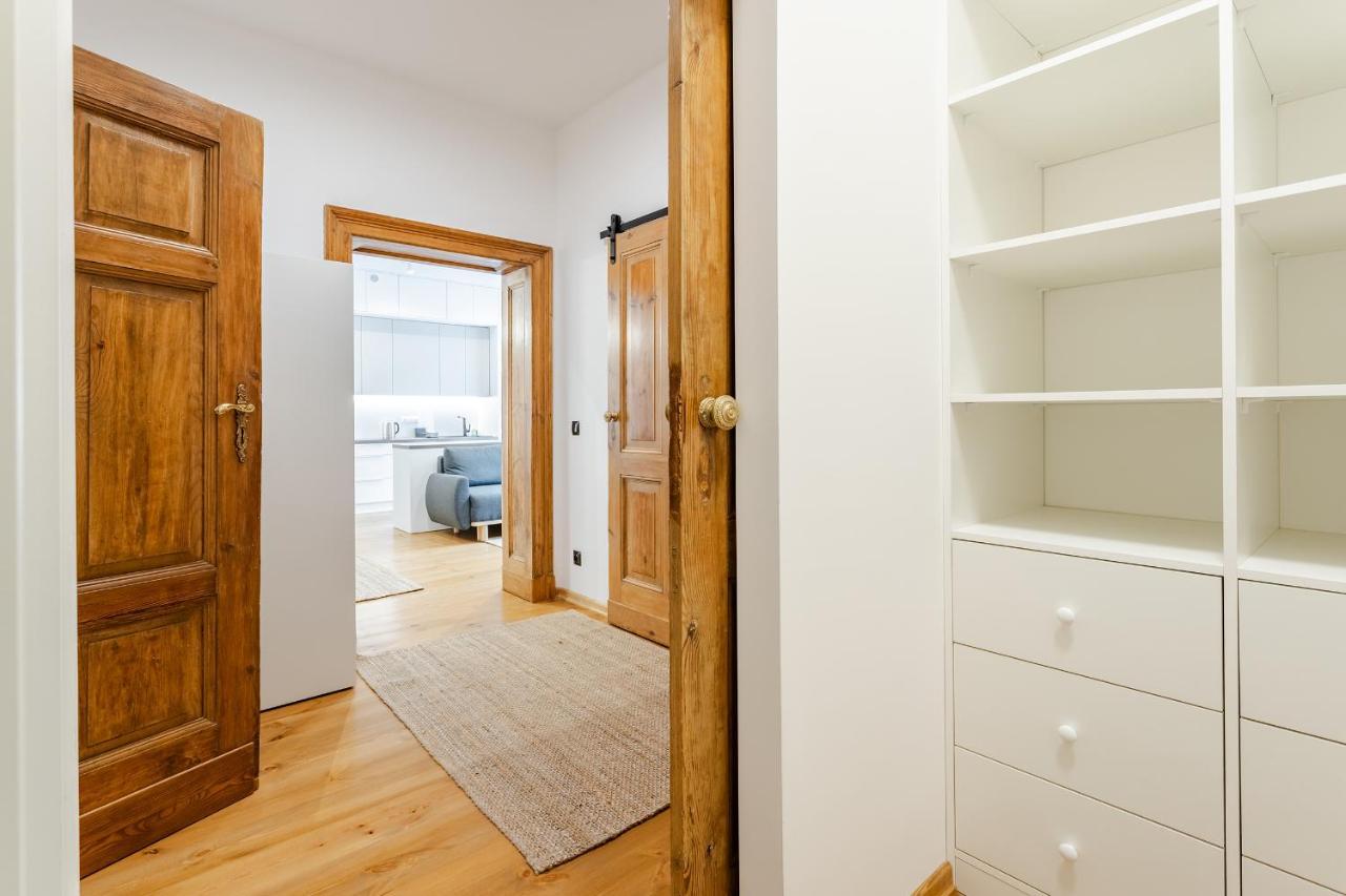 Two Bedroom Very Berry Apartment In Poznan With Desk By Noclegi Renters Poznań Exterior foto